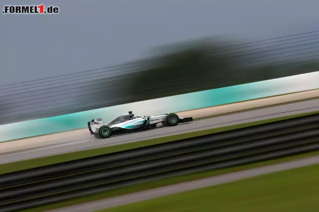 Foto zur News: Alles neu in Sepang: Ist Naturtalent Lewis Hamilton dieses Jahr im Vorteil? Jetzt durch die Highlights des Vorjahres klicken und Sebastian Vettels Premierentriumph mit Ferrari noch einmal erleben!