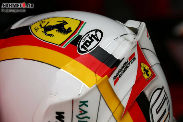 Foto zur News: Sebastian Vettels Helm im 2015er Look bleibt in Monaco im Regal liegen