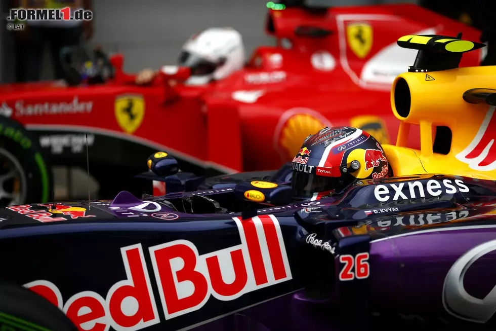 Foto zur News: Daniil Kwjat (Red Bull) und Sebastian Vettel (Ferrari)