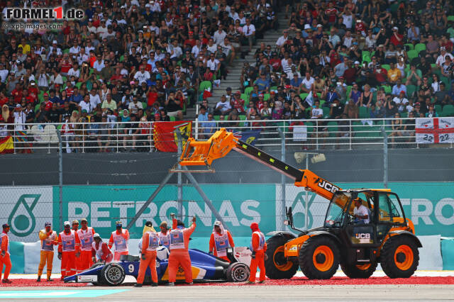 Foto zur News: Der Grund für das Safety-Car: Marcus Ericsson (Sauber F1 Team) hatte sich in das Kiesbett verabschiedet