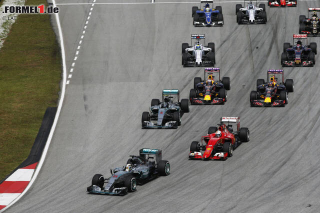 Foto zur News: Am Start musste Vettel noch hart kämpfen, um nicht hinter Rosberg zurück zu fallen