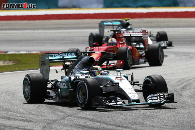 Foto zur News: Zu Beginn war Sebastian Vettel noch im Mercedes-Sandwich