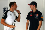 Foto zur News: Jenson Button (McLaren) und Daniil Kwjat (Red Bull)