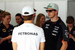 Foto zur News: Nico Rosberg (Mercedes) und Nico Hülkenberg (Force India)