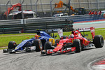 Foto zur News: Felipe Nasr (Sauber) und Sebastian Vettel (Ferrari)