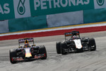 Foto zur News: Daniil Kwjat (Red Bull) und Nico Hülkenberg (Force India)