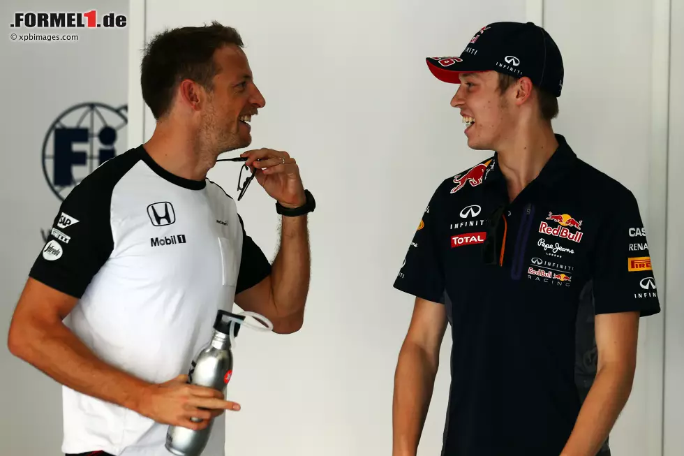 Foto zur News: Jenson Button (McLaren) und Daniil Kwjat (Red Bull)