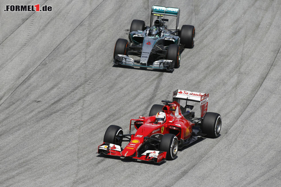 Foto zur News: Sebastian Vettel vor Nico Rosberg