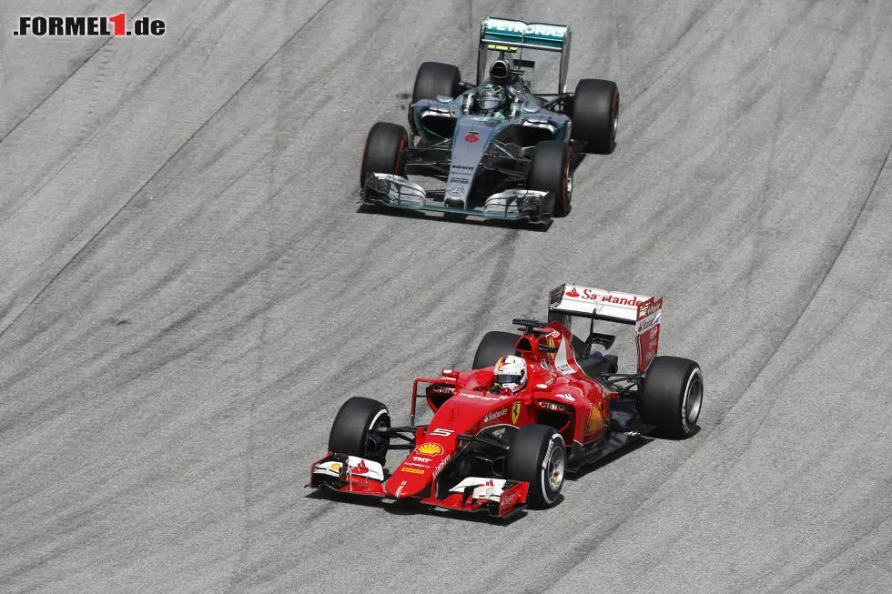 Foto zur News: Sebastian Vettel vor Nico Rosberg