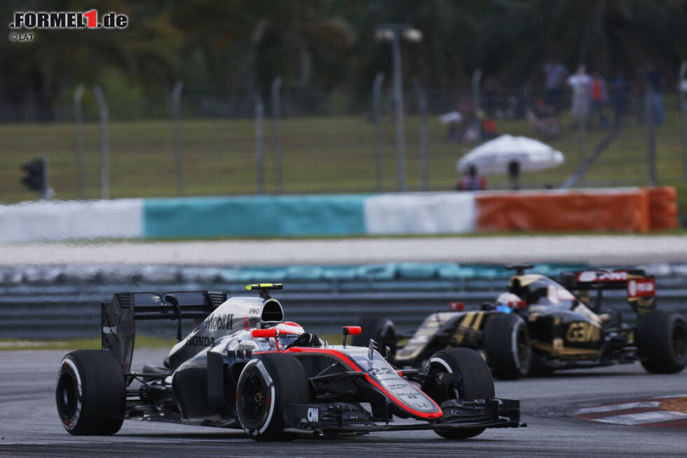 Foto zur News: Jenson Button (McLaren) und Romain Grosjean (Lotus)
