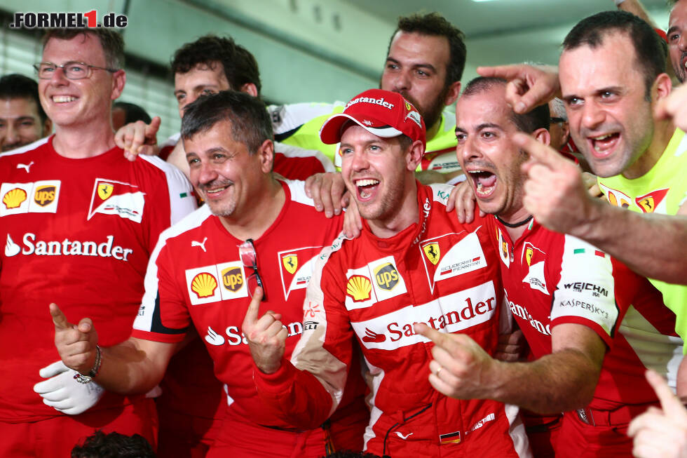 Foto zur News: Sebastian Vettel jubelt über seinen ersten Ferrari-Erfolg: Das Team freut sich mit
