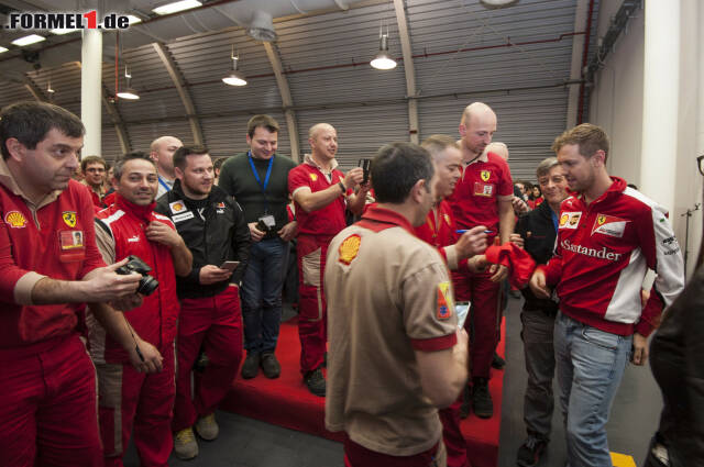 Foto zur News: Vettel feierte mit den Ferrari-Arbeitern in der Fabrik seinen ersten Sieg für die Roten