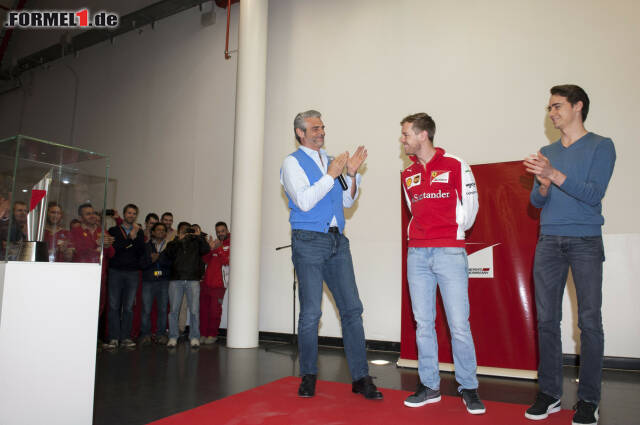 Foto zur News: Sebastian Vettel und Ferrari-Teamchef Maurizio Arrivabene am Mittwoch in Maranello bei der Scuderia Ferrari