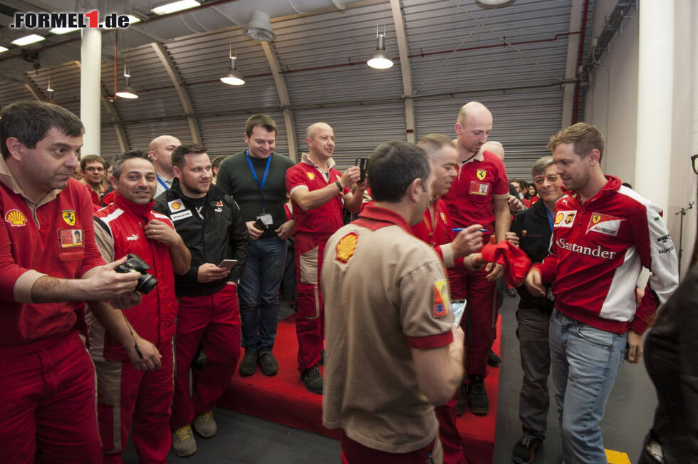 Foto zur News: Vettel feierte mit den Ferrari-Arbeitern in der Fabrik seinen ersten Sieg für die Roten