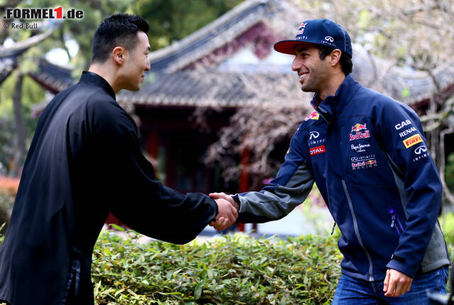Foto zur News: Daniel Ricciardo begrüßt Mr. Yang, der ihm so einige Tricks zeigen wird...