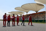 Foto zur News: Trackwalk mit Sebastian Vettel und Esteban Gutierrez (Ferrari)