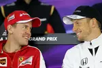 Foto zur News: Sebastian Vettel (Ferrari) und Jenson Button (McLaren)