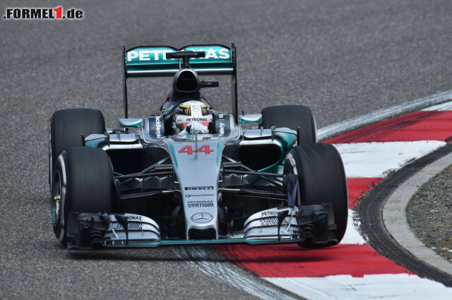 Foto zur News: Lewis Hamilton hatte am Freitag in Schanghai die Nase vorn. Der Brite war um 0,443 Sekunden flotter unterwegs als...