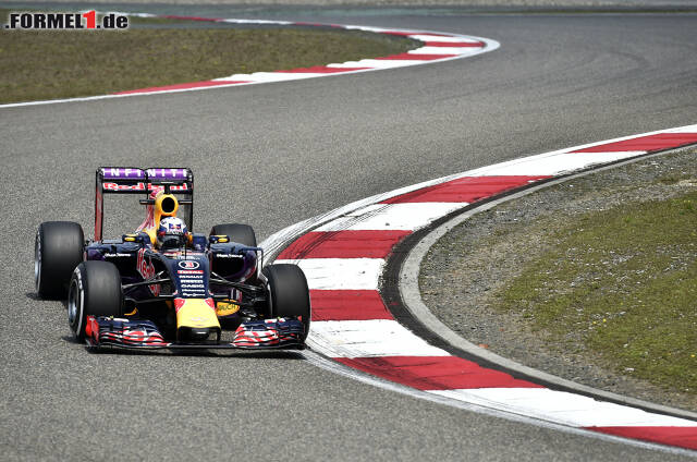 Foto zur News: Auf dem dritten Rang taucht ein Mann - oder besser gesagt ein Auto - auf, mit dem angesichts der andauernden Renault-Schelte wohl kaum einer gerechnet hat: Daniel Ricciardo (Infiniti Red Bull Racing). 1,092 Sekunden fehlten dem Australier auf die Spitze