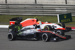 Foto zur News: Fernando Alonso (McLaren) und Roberto Merhi (Manor-Marussia)