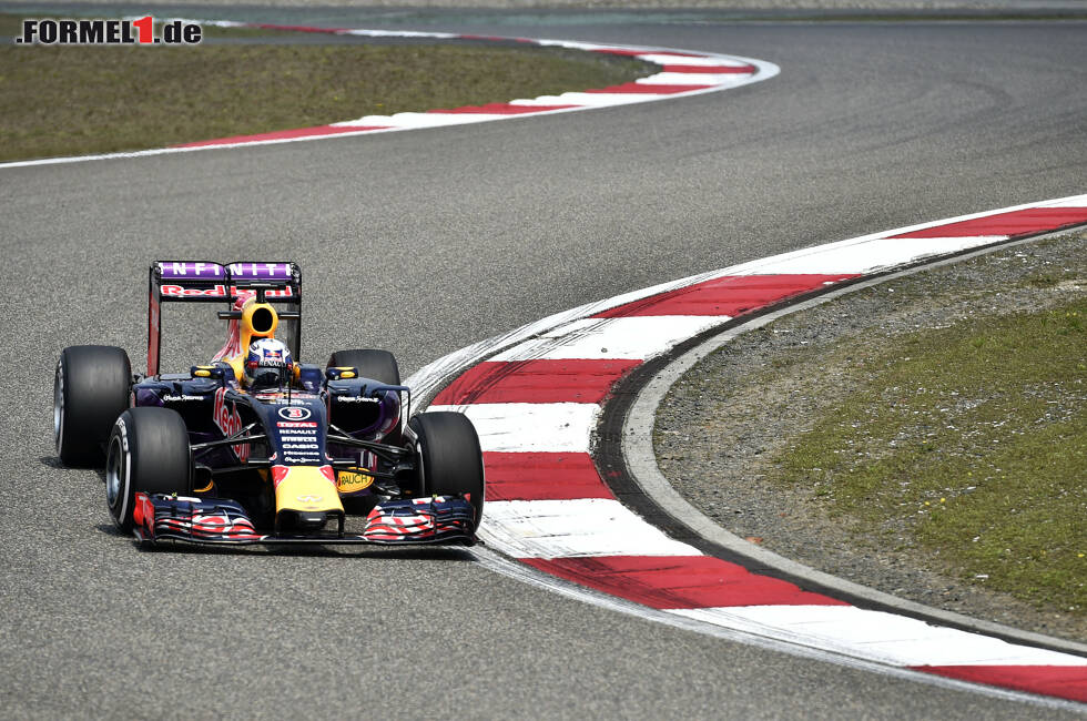 Foto zur News: Auf dem dritten Rang taucht ein Mann - oder besser gesagt ein Auto - auf, mit dem angesichts der andauernden Renault-Schelte wohl kaum einer gerechnet hat: Daniel Ricciardo (Infiniti Red Bull Racing). 1,092 Sekunden fehlten dem Australier auf die Spitze