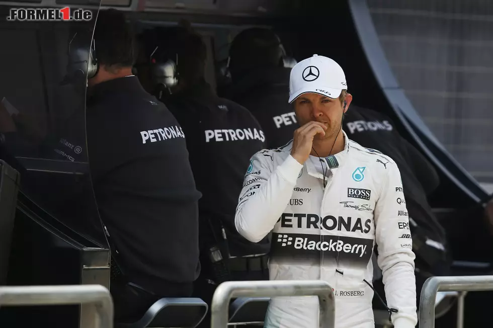 Auch Nico Rosberg wirkte nicht zufrieden, schließlich hatte er auf seinen an der Spitze liegenden Teamkollegen 1,180 Sekunden Rückstand. Das ist aber wohl primär durch ein anderes Test-Programm zu erklären Foto zur News: Auch Nico Rosberg wirkte nicht zufrieden, schließlich hatte er auf seinen an der Spitze liegenden Teamkollegen 1,180 Sekunden Rückstand. Das ist aber wohl primär durch ein anderes Test-Programm zu erklären