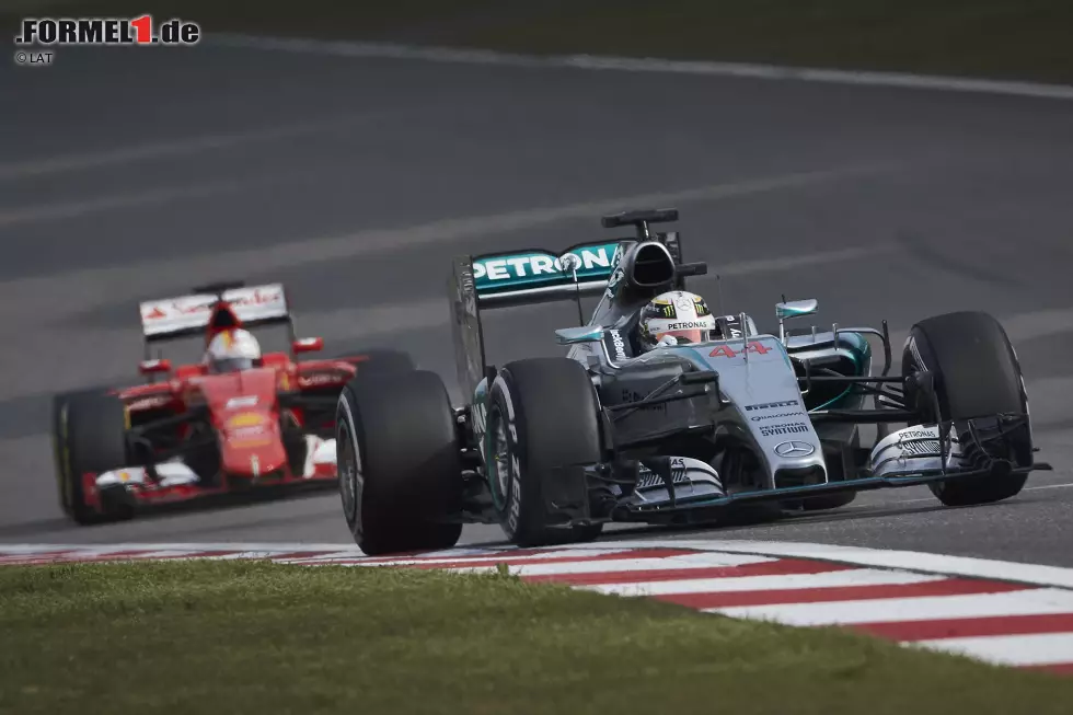 Foto zur News: Lewis Hamilton (Mercedes) und Sebastian Vettel (Ferrari)