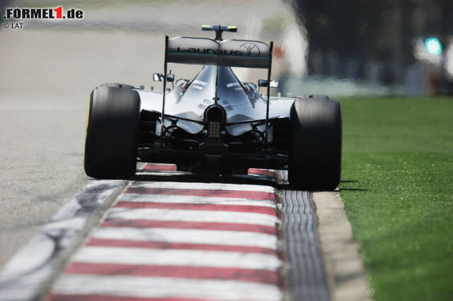 Foto zur News: Nico Rosberg ärgerte sich nach der karierten Flagge, denn die Pole-Position verpasste der Deutsche nach seiner starken Steigerung nur um 0,0042 Sekunden