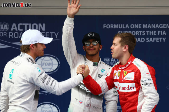 Foto zur News: Lewis Hamilton jubelt über seine Pole-Position und Sebastian Vettel gratuliert Nico Rosberg zum zweiten Rang