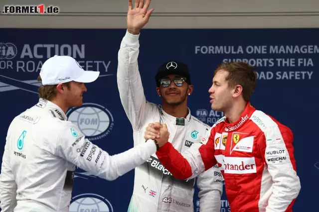 Foto zur News: Lewis Hamilton jubelt über seine Pole-Position und Sebastian Vettel gratuliert Nico Rosberg zum zweiten Rang