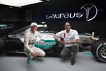 Foto zur News: Mercedes fährt ab dem Grand Prix in Schanghai mit Laureus-Branding #DriveForGood - im Bild Nico Rosberg und Edwin Moses