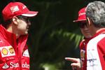 Foto zur News: Sebastian Vettel (Ferrari), Kimi Räikkönen (Ferrari) und Maurizio Arrivabene