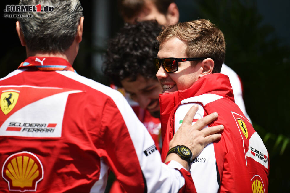 Foto zur News: Sebastian Vettel (Ferrari) und Maurizio Arrivabene