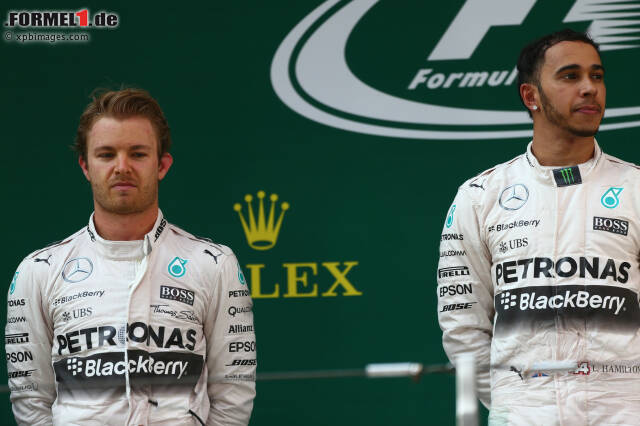 Foto zur News: Vielsagende Mienen: Nico Rosberg und Lewis Hamilton auf dem China-Podest