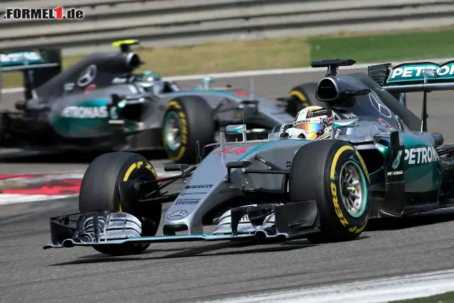 Nico Rosberg und Lewis Hamilton (Mercedes AMG Petronas Formula One Team) Foto zur News: Nico Rosberg und Lewis Hamilton (Mercedes AMG Petronas Formula One Team)