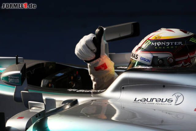 Foto zur News: Trotz heißer Sitzschale: Daumen hoch von Formel-1-Champion Lewis Hamilton