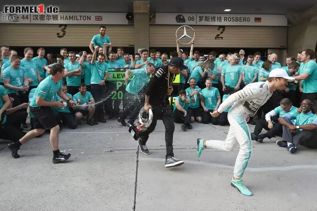 Foto zur News: Lewis Hamilton (Mercedes) und Nico Rosberg (Mercedes)