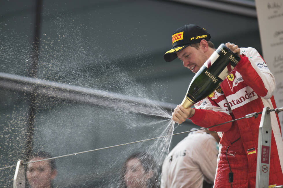 Foto zur News: Sebastian Vettel auf dem Treppchen in Schanghai: Wieder ein Podestplatz