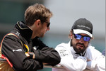 Foto zur News: Romain Grosjean (Lotus) und Fernando Alonso (McLaren)