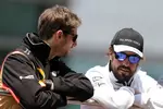 Foto zur News: Romain Grosjean (Lotus) und Fernando Alonso (McLaren)