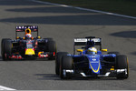 Foto zur News: Marcus Ericsson (Sauber) und Daniel Ricciardo (Red Bull)