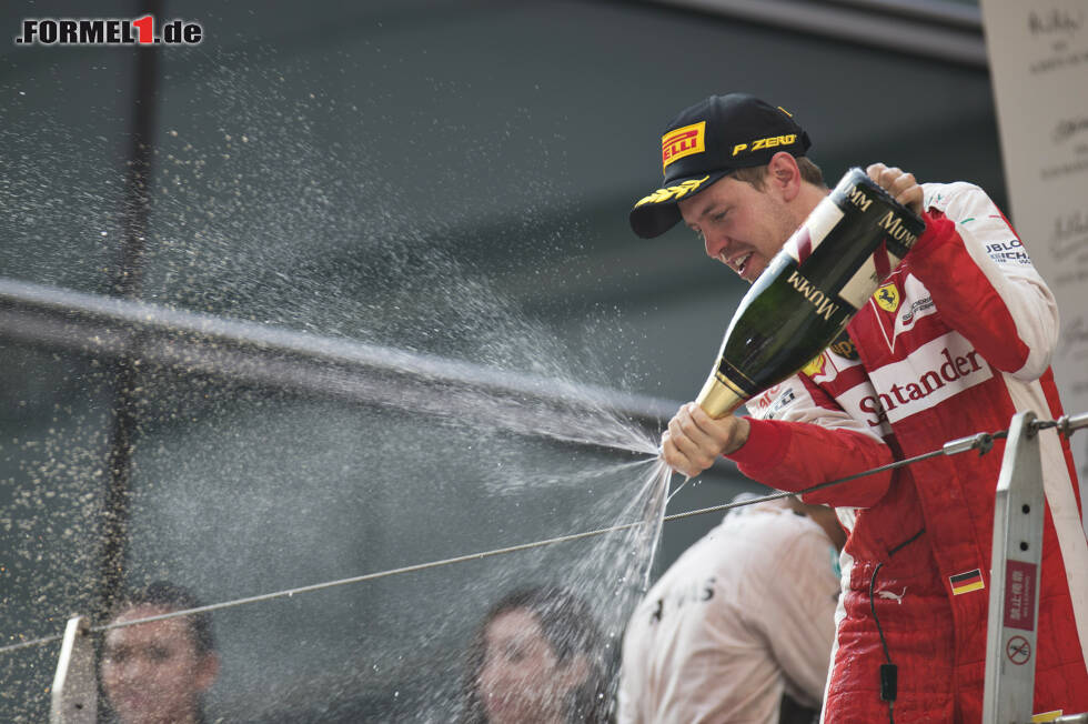 Foto zur News: Sebastian Vettel auf dem Treppchen in Schanghai: Wieder ein Podestplatz