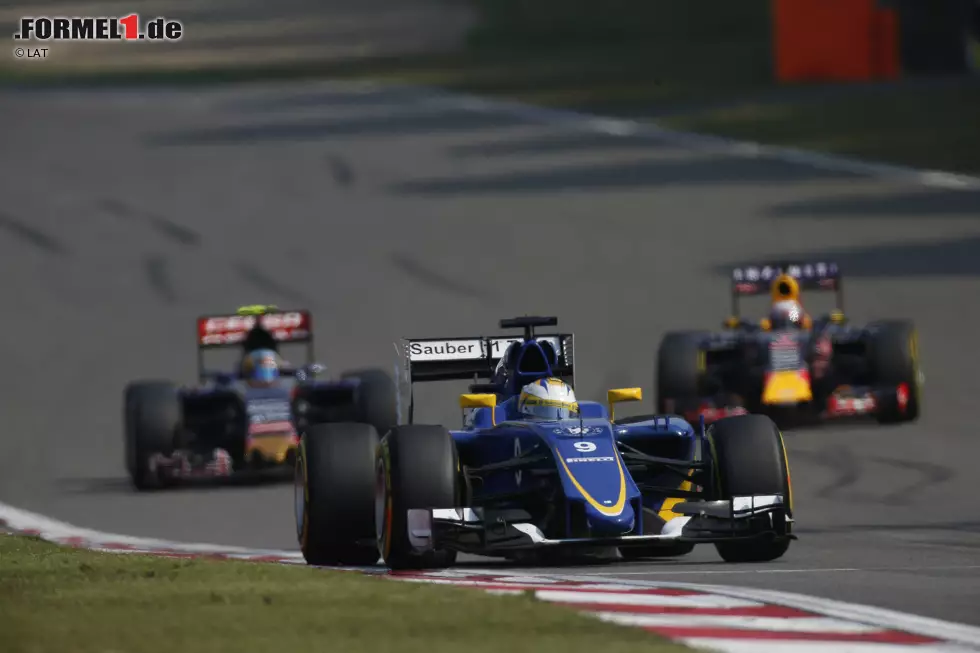 Foto zur News: Marcus Ericsson (Sauber), Carlos Sainz (Toro Rosso) und Daniel Ricciardo (Red Bull)