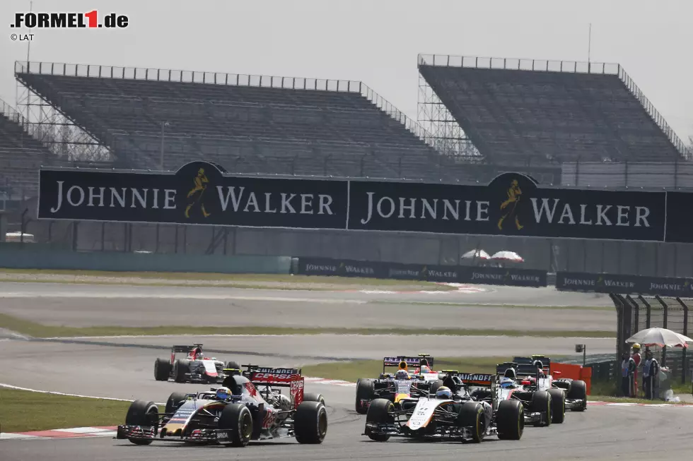 Daniil Kwjat (Red Bull), Sergio Perez (Force India), Fernando Alonso (McLaren) und Daniel Ricciardo (Red Bull) Foto zur News: Daniil Kwjat (Red Bull), Sergio Perez (Force India), Fernando Alonso (McLaren) und Daniel Ricciardo (Red Bull)