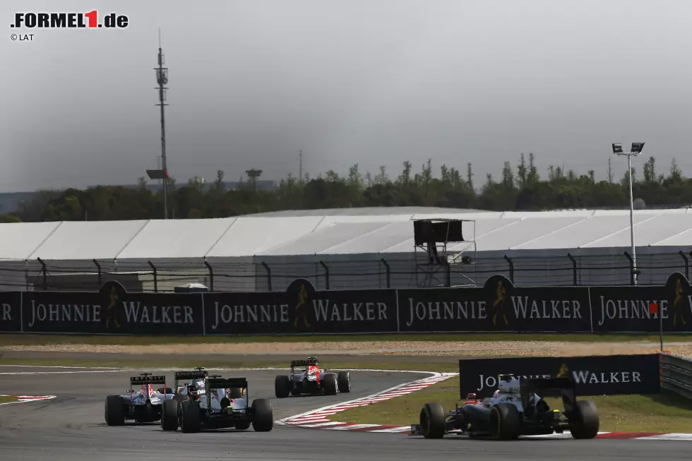 Daniil Kwjat (Red Bull), Sergio Perez (Force India), Daniel Ricciardo (Red Bull), Fernando Alonso (McLaren) und Jenson Button (McLaren) Foto zur News: Daniil Kwjat (Red Bull), Sergio Perez (Force India), Daniel Ricciardo (Red Bull), Fernando Alonso (McLaren) und Jenson Button (McLaren)