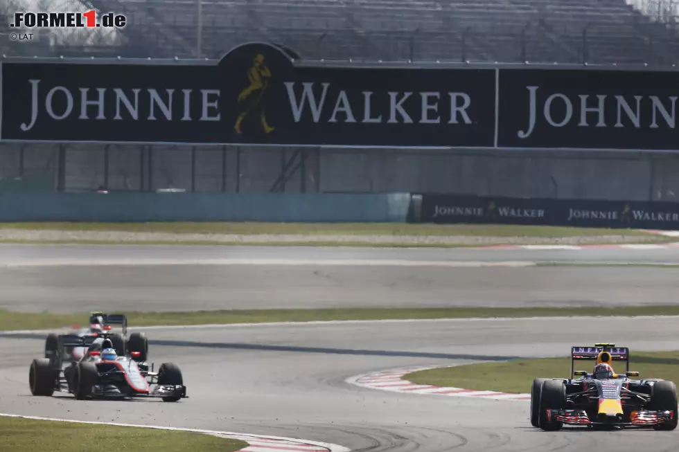 Foto zur News: Daniil Kwjat (Red Bull), Fernando Alonso (McLaren) und Jenson Button (McLaren)