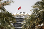Foto zur News: Der Tower an der Rennstrecke in Bahrain