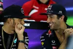 Foto zur News: Lewis Hamilton (Mercedes) und Daniel Ricciardo (Red Bull)