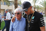 Foto zur News: Bernie Ecclestone und Lewis Hamilton (Mercedes)