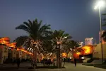 Foto zur News: Paddock in Bahrain bei Nacht